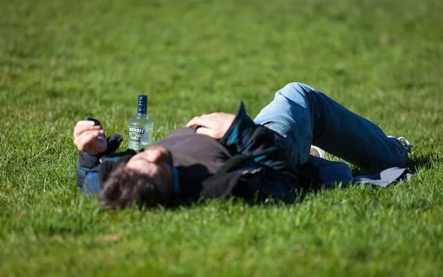 Zatrucie alkoholem – objawy, pierwsza pomoc i leczenie