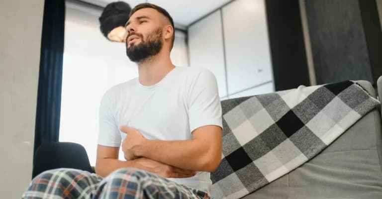 Ból żołądka po alkoholu – jak odróżnić zwykłe podrażnienie od poważniejszego problemu?