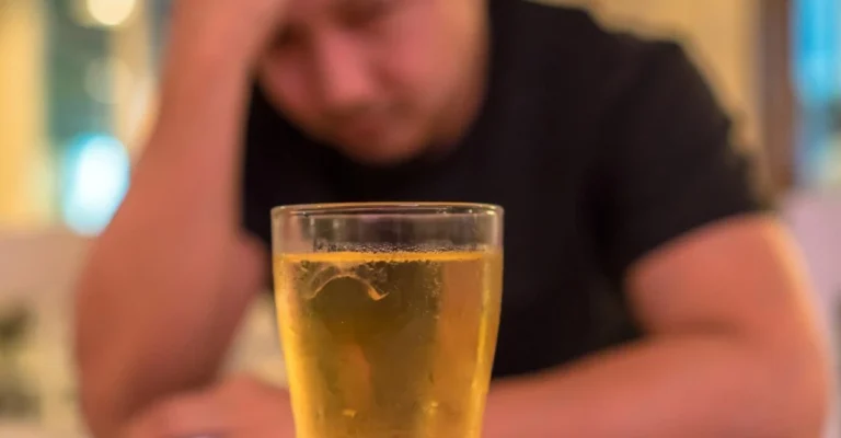 Piwo na kaca – jak uniknąć kaca i czy „klin” to dobry pomysł?
