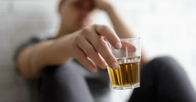 Syndrom DDA – kim jest dorosłe dziecko alkoholika i jakie są objawy
