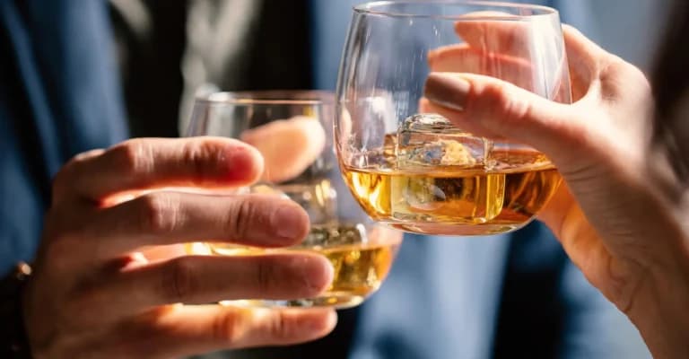 Alkoholizm weekendowy – czy picie alkoholu co weekend to już problem?
