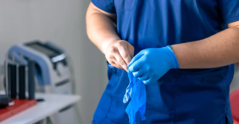 Pierwsze dni po wszywce – jak wygląda gojenie rany i czego się spodziewać