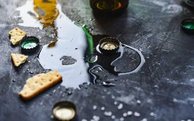 Typowe Zachowania Alkoholika: Wnikliwe Spojrzenie na Problem Alkoholizmu