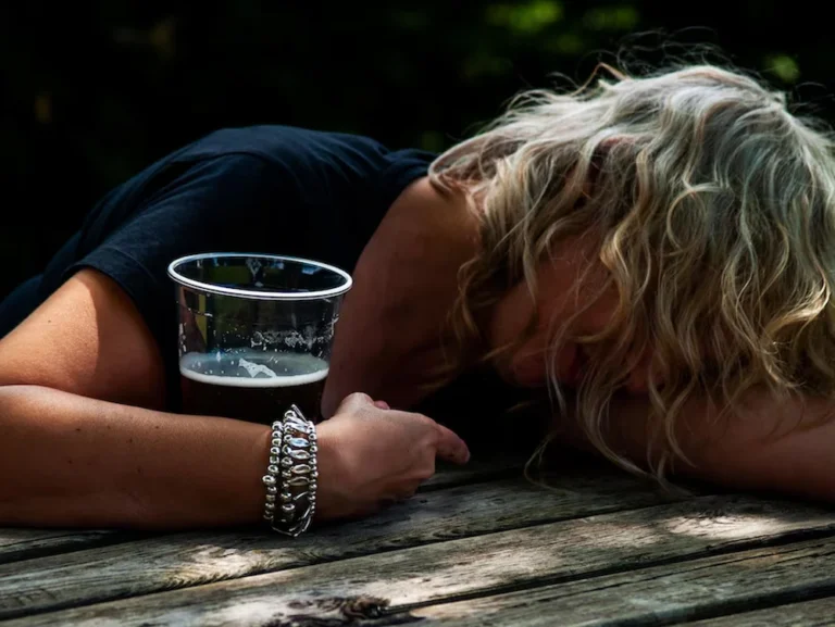 Czy można przepić wszywkę alkoholową i jakie są tego skutki?